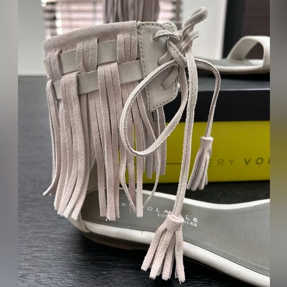 Very Volatile Aubrey ICE Fringe Sandal Women's Size 7 NEW IN BOX Light Gray - Picture 9 of 10